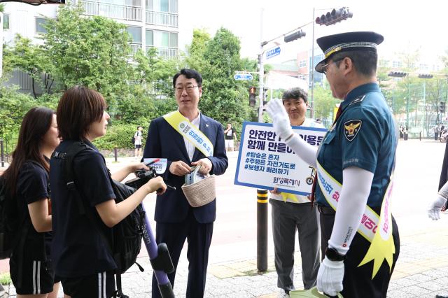 정명근 화성특례시장이 안화중학교 사거리에서 시민들에게 개인형 이동장치PM 안전수칙을 홍보하고 있다 사진화성시