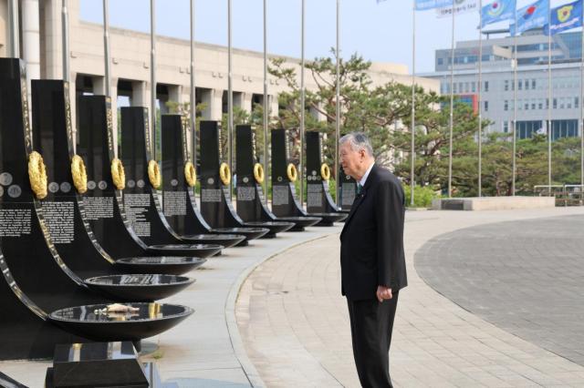 이중근 회장이 용산 전쟁기념관에 기증한 유엔참전국 상징기념물을 바라보고 있다 사진부영그룹 제공