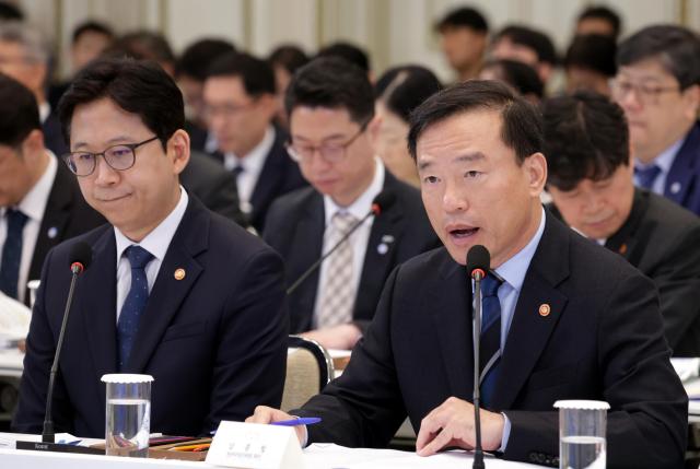 김종철 방송미디어통신위원장이 16일 청와대 영빈관에서 업무보고를 하고 있다 사진연합뉴스