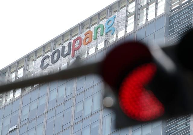 개보위 쿠팡에 과징금 6천246억 부과
서울연합뉴스 김주형 기자 개인정보보호위원회가 11일 3천750만명의 개인정보를 유출하고 법적 근거 없이 회원들의 온라인 활동기록을 무단 수집한 쿠팡에 과징금 총 6천246억원을 부과했다
단일 개인정보 유출 사고에 내린 과징금 규모로는 역대 최대치로 한 기업의 여러 위반행위에 부과한 과징금 규모로도 가장 많다
사진은 이날 서울 쿠팡 본사 모습 2026611
kjhpressynacokr2026-06-11 121704
저작권자 ⓒ ㈜연합뉴스 무단 전재 재배포 금지 AI 학습 및 활용 금지저작권자 ⓒ ㈜연합뉴스 무단 전재 재배포 금지 AI 학습 및 활용 금지