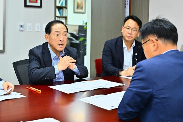이병선 속초시장왼쪽 첫번째이 지난 15일 국회를 찾아 이양수 국회의원실을 방문하고 있다 사진속초시
