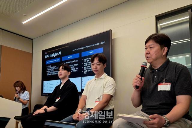 장진우 현대해상 데이터사이언스파트 데이터사이언티스트왼쪽과 권영우 LG유플러스 모빌리티AX개발팀 책임가운데 유해식 SK AX 매니저오른쪽이 발표를 진행하고 있다 사진류청빛 기자