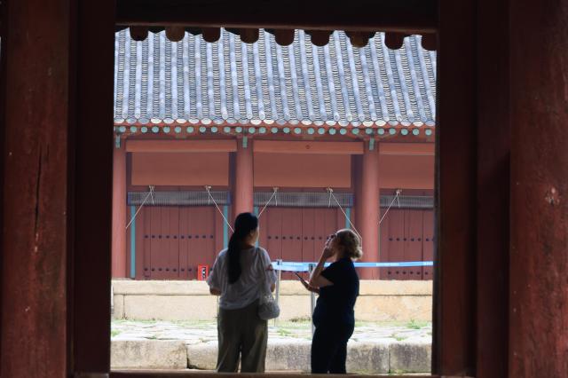 Foreign tourists boost visits to Seouls historic royal palaces