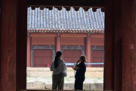 Foreign tourists boost visits to Seouls historic royal palaces