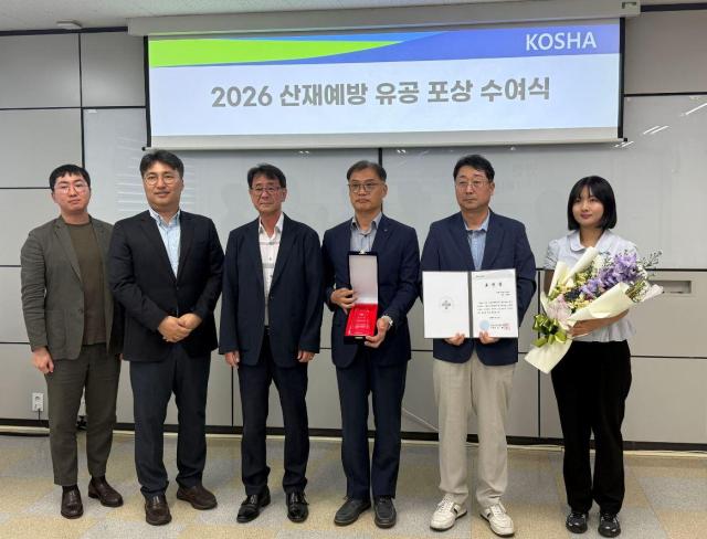 남부발전 삼척빛드림본부 직원들이 ‘산재예방 유공 포상’ 수여식 후 기념사진을 촬영하고 있다 사진남부발전 삼척빛드림본부