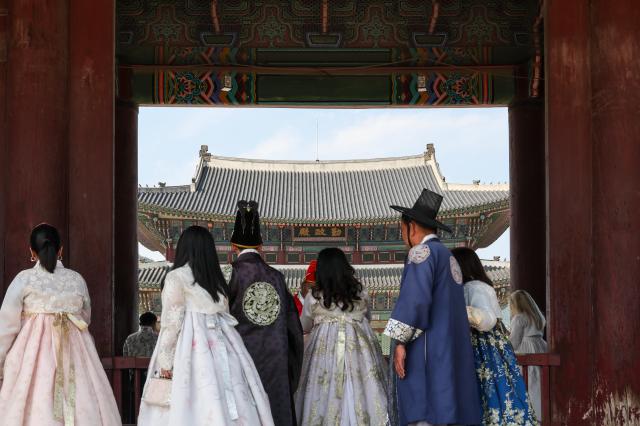 Foreign tourists visit Gyeongbokgung Palace in central Seoul on May 13 2026 AJP Yoo Na-hyun