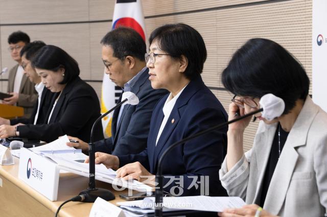 정은경 보건복지부 장관이 15일 세종정부청사에서 열린 2026년도 하반기 업무보고 사전브리핑에서 보건복지부의 하반기 계획에 대해 설명하고 있다 사진보건복지부