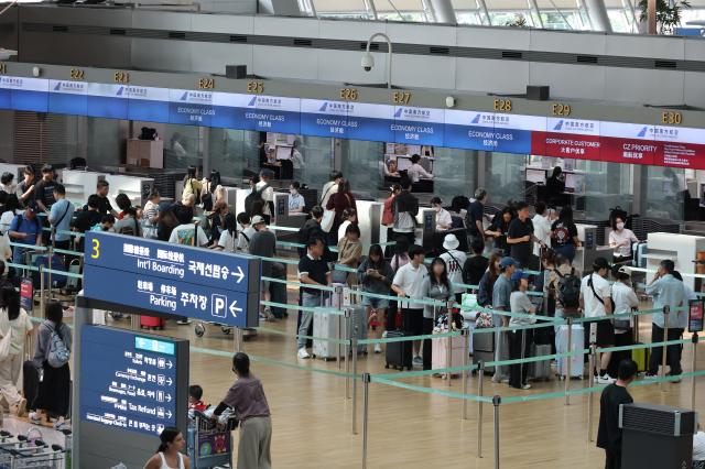 제헌절 연휴를 앞둔 지난 16일 인천국제공항 출국장에서 여행객들이 체크인 줄을 서 있다 사진연합뉴스