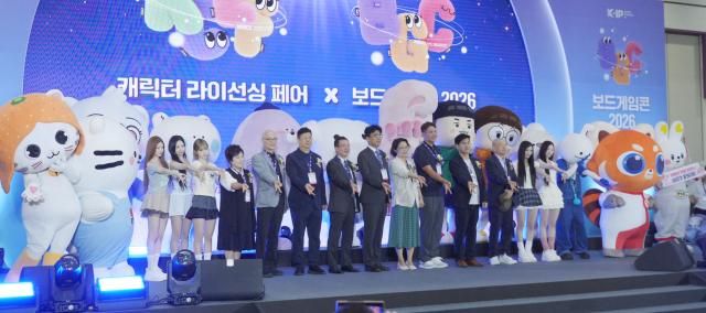 16일 오전 서울 강남구 코엑스에서 열린 캐릭터 라이선싱 페어·보드게임콘 2026 개막식에서 참석자들이 캐릭터 인형들과 함께 기념촬영을 하고 있다 20260716사진유대길 기자 dbeorlf123ajunewscom