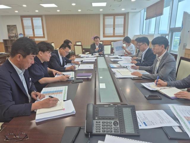 신안군은 16일 민선 9기 군정의 성공적인 출발과 군민과의 약속인 공약의 체계적인 이행 기반을 마련하기 위해 군수를 비롯한 부군수 실국장 등이 참석한 가운데 공약 실천 방향 토론회를 개최했다사진신안군
