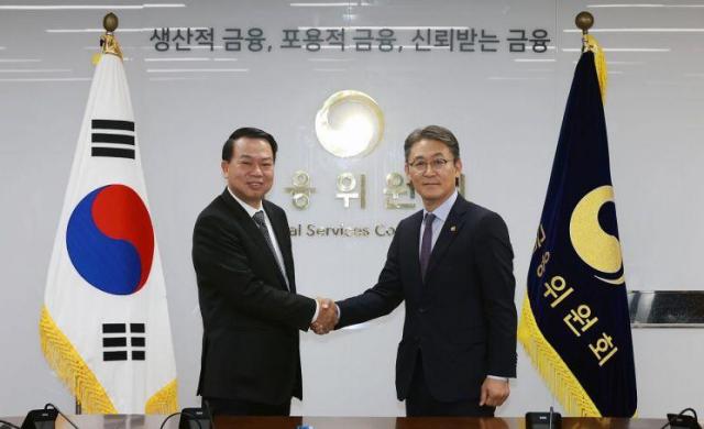 권대영 금융위원회 부위원장이 16일 서울 종로구 정부서울청사에서 응우옌 득 치 베트남 재무부 차관과 면담하기 앞서 기념촬영 하고 있다 사진금융위