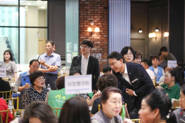 최현덕 시장이 진접읍 8개 사회단체협의회 합동 복놀이에서 지역 주민과 인사를 나누고 있다 사진남양주시