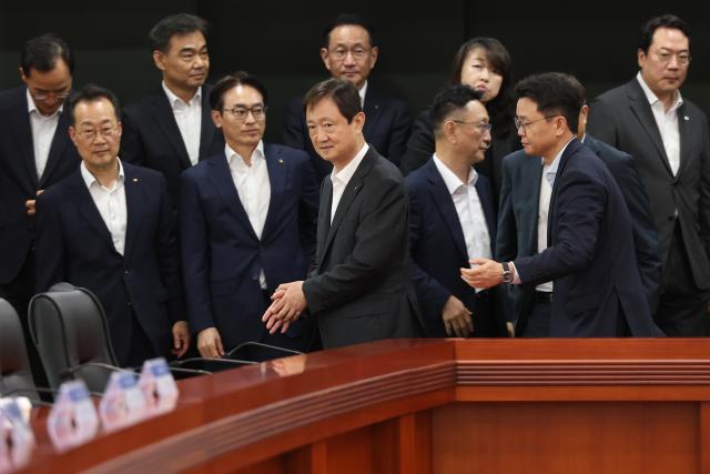 이찬진 금융감독원장앞줄 가운데이 지난 13일 서울 영등포구 금융투자협회에서 열린 자산운용사 CEO 간담회에 참석하고 있다  연합뉴스
