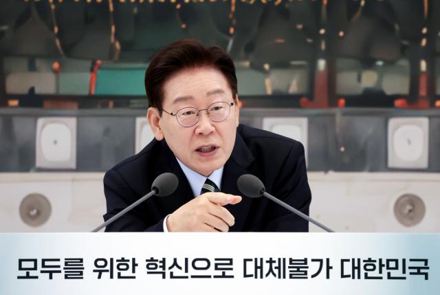 이재명 대통령이 16일 청와대 영빈관에서 열린 부처 업무보고에서 참석 기관장에게 질문하고 있다 사진연합뉴스