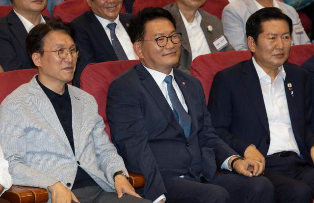 지난 12일 국회 의원회관에서 열린 전국자치분권민주지도자회의KLDC에 더불어민주당 당 대표 후보 주자들이 나란히 앉아 있다사진연합뉴스