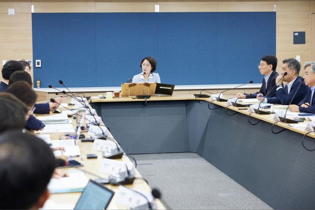 16일 오전 경기도청 서희홀에서 추미애 경기도지사가 실국 업무보고 주재를 하고 있다 사진경기도