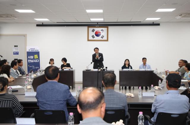 최현덕 시장이 ‘시장 좀 만납시다’에서 시민과 함께 지역 현안의 해결 방안을 논의하고 있다 사진남양주시