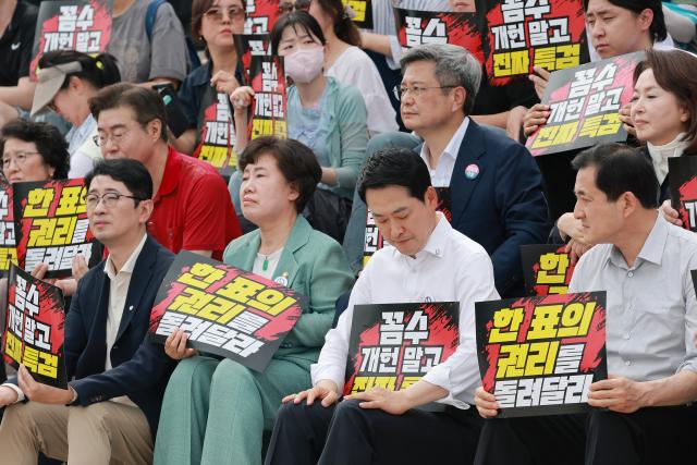 장동혁 국민의힘 대표가 16일 국회 본청 앞 계단에서 국민의힘 대외협력위원회·중앙청년위원회·중앙대학생위원회 등이 연 입틀막법 폐지 촉구 및 국민특검 동의서명 전달식에 참석해 있다 사진연합뉴스
