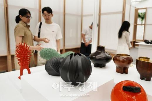 [포토] 환대 한국공예전 찾은 외국인 관람객들