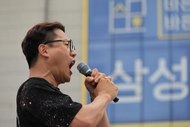 Koo Jung-hwan secretary-general of Samsung Electronics Donghaeng union addresses union members during a rally AJP Han Jun-gu