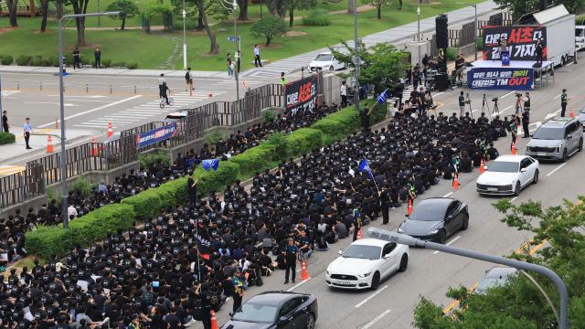 Union members arrive for the rally in long lines AJP Han Jun-gu