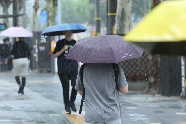  장맛비가 내린 9일 서울 강남구 대치동에서 시민들이 우산을 쓰고 걸어가고 있다 사진연합뉴스