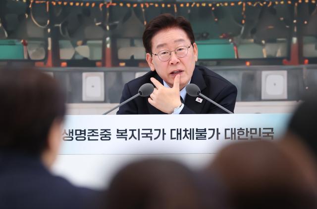 이재명 대통령이 16일 청와대 영빈관에서 열린 복지부ㆍ식약처ㆍ성평등부ㆍ권익위 등에 대한 부처 업무보고에서 발언하고 있다 사진연합뉴스