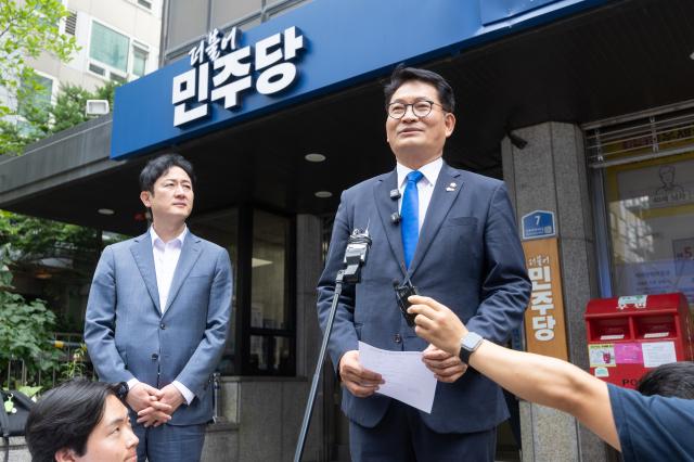 더불어민주당 대표에 도전하는 송영길 의원이 지난 16일 여의도 민주당 중앙당사에서 후보 등록을 마친 뒤 기자들 질문에 답하고 있다 사진연합뉴스