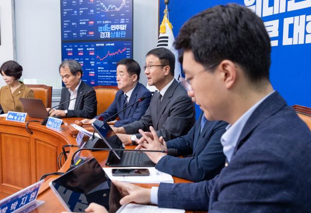 더불어민주당 한병도 당 대표 직무대행 겸 원내대표가 지난 15일 국회에서 열린 최고위원회의에서 발언하고 있다사진연합뉴스