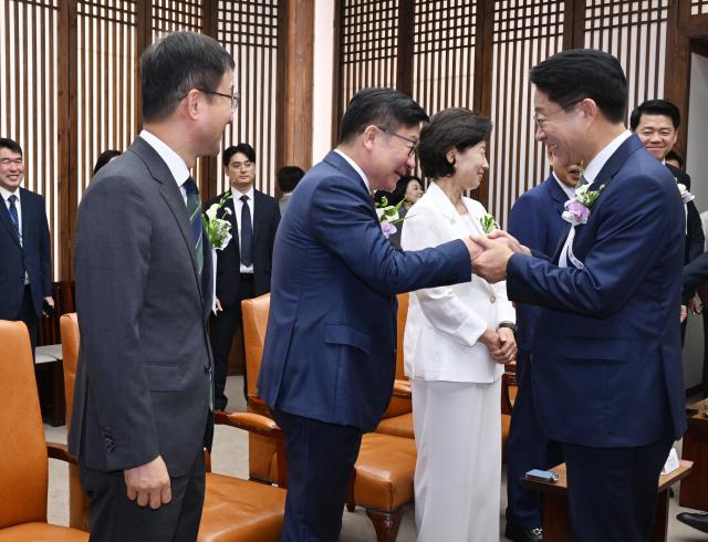 조정식 국회의장오른쪽이 17일 국회에서 제78주년 제헌절 경축식에 앞서 열린 환담에서 정점식 국민의힘 원내대표와 악수하고 있다 왼쪽은 한병도 더불어민주당 대표 직무대행 겸 원내대표 사진연합뉴스