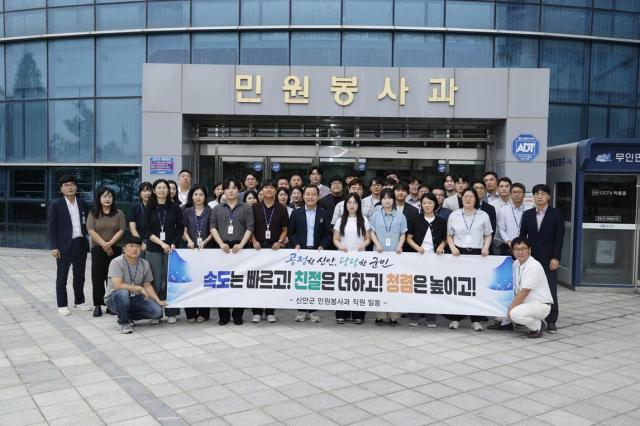  신안군군수 김태성은 지난 15일 민선 9기 출범과 함께 ‘군민이 주인인 행정’을 군정 운영의 최우선 가치로 선언하고 군민이 일상에서 변화를 체감할 수 있는 ‘청렴 행정 실천 계획’을 본격 추진한다사진신안군