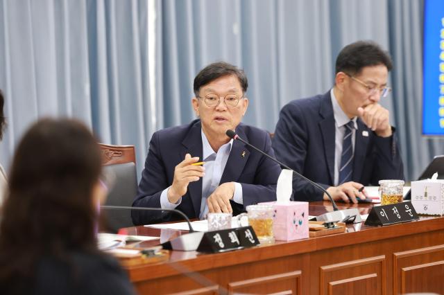 전남광주통합특별시의회 이정운 의원더불어민주당․무안2이 15일 행정소방위원회 자치행정본부 업무보고에서 광주 5개 자치구의 광역사무를 전담하는 별도 조직 신설 검토와 관련해 행정조직 비대화와 정책 혼선 가능성을 우려하며 신중한 검토를 주문하고 있다사진전남광주통합특별시의회