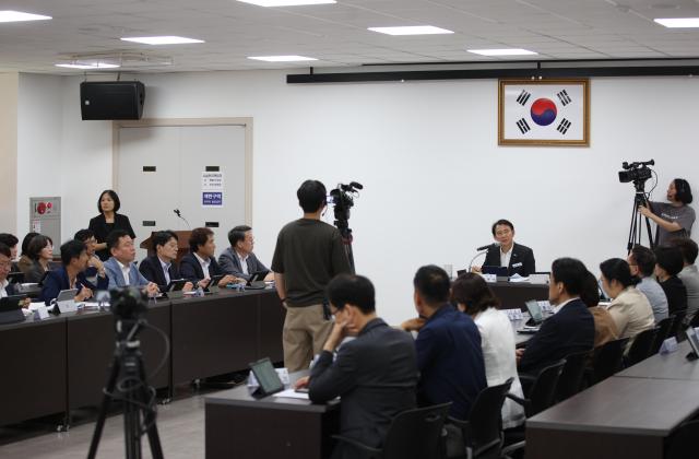 최현덕 시장이 시정현안회의에서 주요 현안을 논의하고 있으며 회의 전 과정이 시 공식 채널을 통해 생중계되고 있다 사진남양주시
