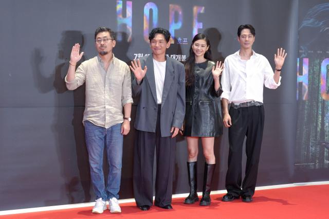 나홍진 감독왼쪽부터과 배우 황정민 정호연 조인성이 13일 오후 서울 강남구 메가박스 코엑스에서 열린 영화 호프HOPE VIP시사회에 참석해 포즈를 취하고 있다 20260713사진유대길 기자 dbeorlf123ajunewscom