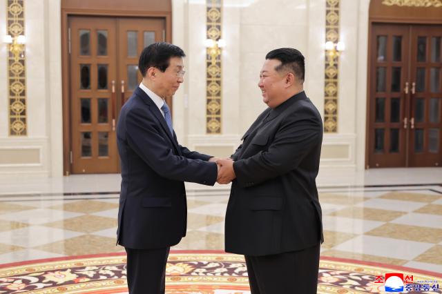 김정은 북한 국무위원장이 지난 16일 북중 우호조약 체결 65주년을 계기로 방북한 왕후닝 전국인민정치협상회의정협 주석을 단장으로 한 중국 당·정대표단을 접견했다고 조선중앙통신이 17일 보도했다 사진조선중앙통신 연합뉴스
