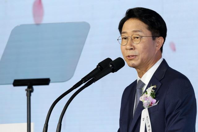 조정식 국회의장이 17일 국회에서 열린 제78주년 제헌절 경축식에서 경축사를 하고 있다 사진연합뉴스