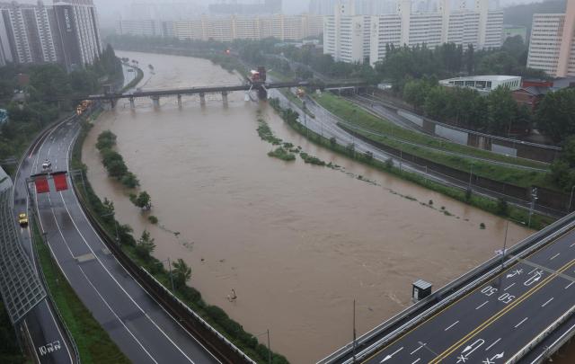韩国多地普降暴雨 首尔多条道路临时关闭