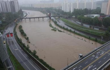 韩国多地普降暴雨 首尔多条道路临时关闭