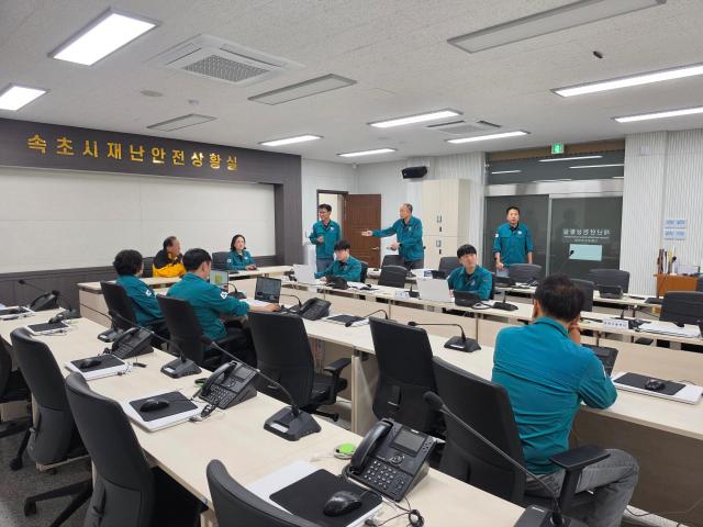 속초시가 18일 속초평지에 호우주의보가 발효되자 오전 4시 30분 재난안전대책본부 1단계를 즉시 가동하고 비상 대응체계에 돌입하고 있다 사진속초시