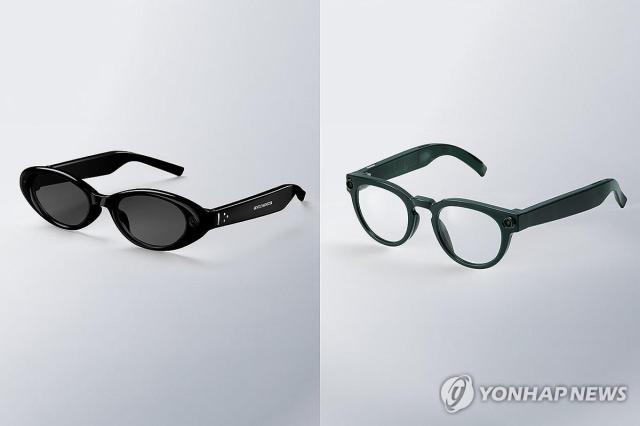 Samsung lần đầu ra mắt kính thông minh AI

Seoul  Yonhap News Ngày 195 giờ địa phương tại sự kiện Google IO 2026 diễn ra ở trụ sở Google tại Mountain View bang California Mỹ Samsung Electronics và Google đã giới thiệu hai mẫu kính thông minh AI dựa trên nền tảng Android XR

Khác với thiết bị Galaxy XR từng được Samsung giới thiệu trước đây đây là dòng kính thông minh có thiết kế giống kính đeo thông thường Đây cũng là lần đầu tiên Samsung chính thức ra mắt sản phẩm thuộc phân khúc kính thông minh

Samsung và Google đã hợp tác với hai thương hiệu kính nổi tiếng toàn cầu Gentle Monster và Warby Parker để phát triển thiết kế sản phẩm Dòng kính AI mới dự kiến sẽ được phát hành vào nửa cuối năm 2026

Ảnh Hình ảnh ý tưởng thiết kế hai mẫu kính AI Gentle Monster trái và Warby Parker được giới thiệu tại Google IO 2026 Ngày 2052026 Ảnh Samsung ElectronicsCung cấp không bán lại