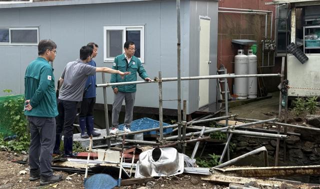 이현재 하남시장이 18일 호우대비 긴급 현장 점검의 일환으로 위례동 학암천 정비사업 현장 인근의 재해취약지역을 방문해 관계자들에게 철저한 선제적 안전 조치를 주문하고 있다 사진하남시