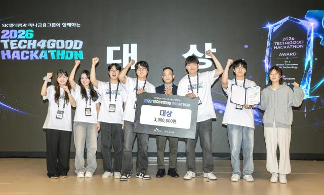해커톤에서 대상을 차지한 ‘T1’ 팀과 엄종환 SKT 지속가능경영실장사진 오른쪽 네 번째이 시상식 후 기념 촬영을 하는 모습사진SKT