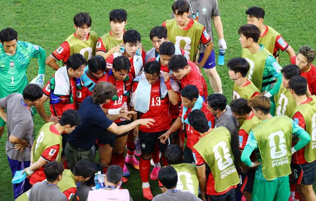 한국 축구대표팀의 하이드레이션 브레이크를 활용 모습 사진연합뉴스·로이터