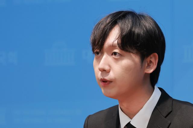 더불어민주당 최고위원에 도전하는 정민철 정책위원회 부의장이 14일 국회 소통관에서 이날 민주당 최고위원회가 선출직 최고위원 5명 중 1명을 청년 몫으로 분리해 별도로 선출하는 청년 최고위원 제도 도입의 건을 부결한 것을 규탄하고 있다 사진연합뉴스