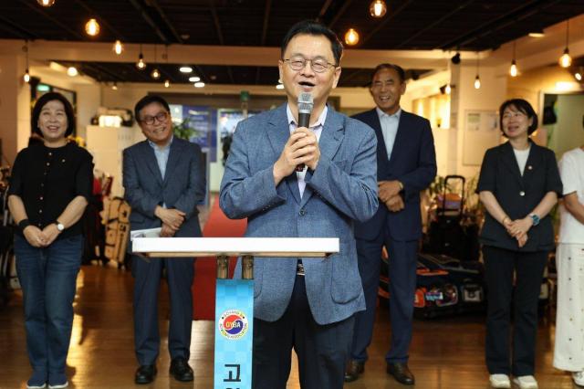민경선 고양시장은 행사에 참석해 볼링 시구를 했다 사진고양시