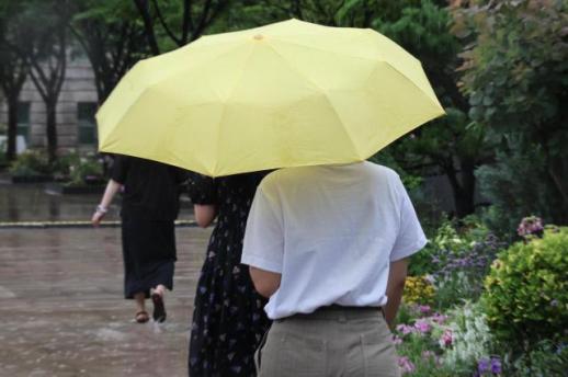 [Dự báo thời tiết] Mưa dầm trên toàn quốc… Miền Trung có thể lên tới 80mm, miền Nam tiếp tục nắng nóng