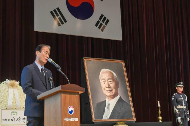 권오을 국가보훈부 장관이 19일 오전 국립서울현충원 현충관에서 열린 이승만 초대 대통령 서거 61주기 추모식에서 추모사를 하고 있다 사진연합뉴스