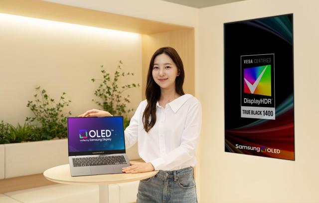 베사VESA의 새로운 고휘도 디스플레이 인증 등급 DisplayHDR™ True Black 1400 획득을 지원하는 삼성디스플레이의 노트북용 탠덤 OLED 데모 제품 사진삼성디스플레이