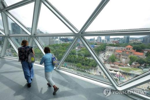 Đài quan sát Sky Observatory tại Tòa thị chính Seoul hút gần 7.000 lượt khách chỉ sau hơn một tuần mở cửa