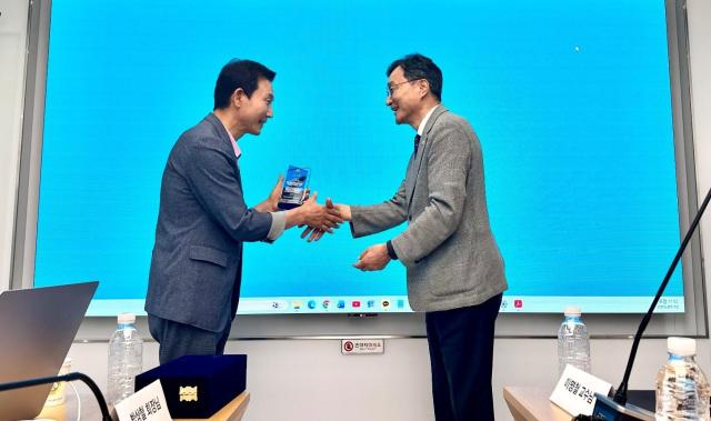 2026년 7월 18일 열린 감사패 증정식에서 박광성 국제백세인컨소시엄 학술대회 대회장오른쪽이 이희원 제노시스 AI 헬스케어 대표왼쪽에게 감사패를 전달하고 있다